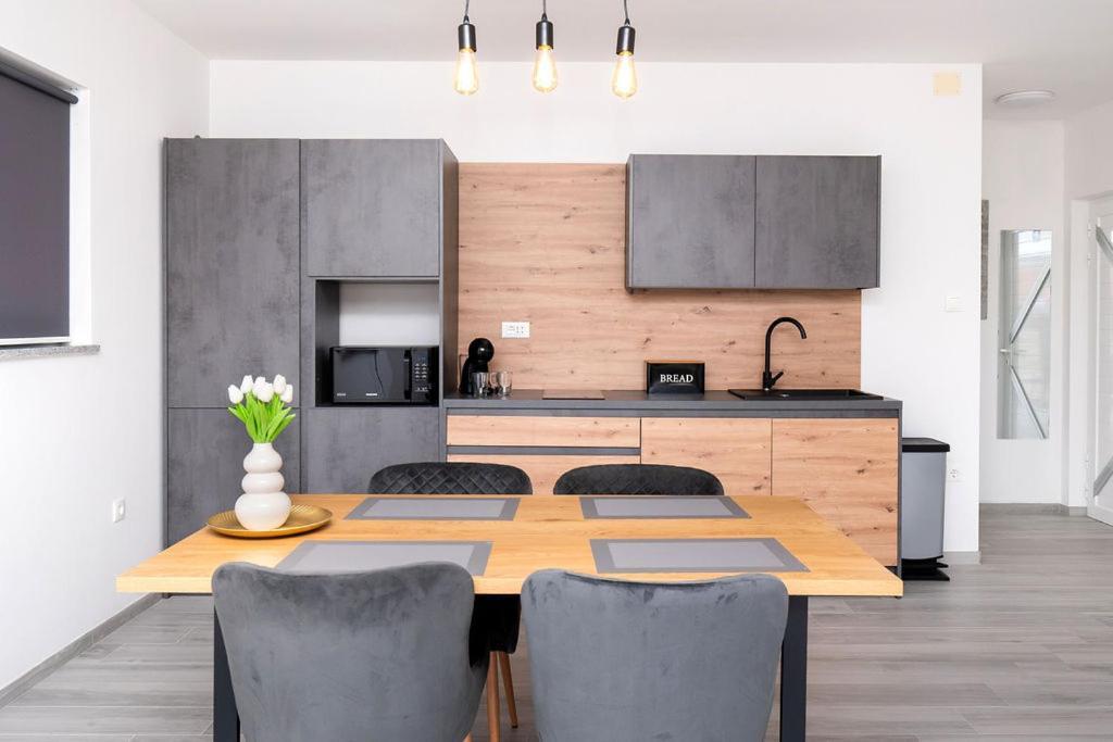 Apartments Grubisic - Sibenik - Parking Included Bagian luar foto