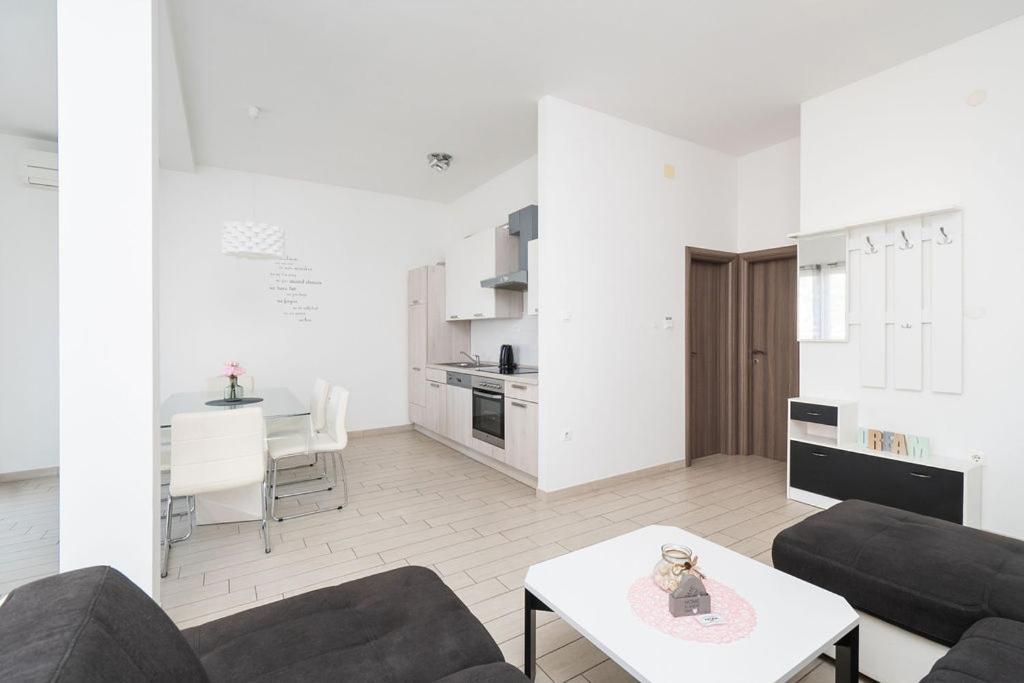 Apartments Grubisic - Sibenik - Parking Included Bagian luar foto